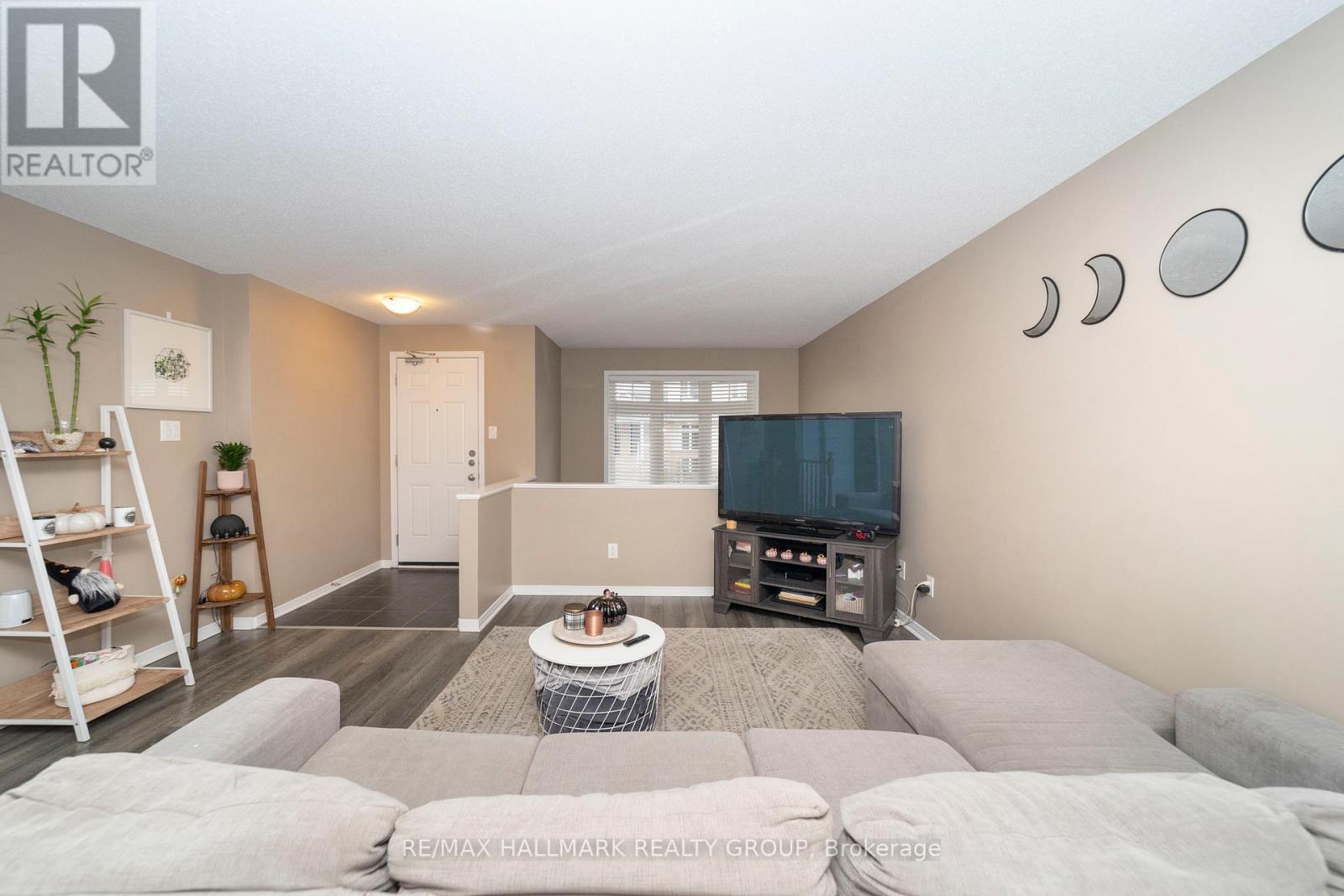 309 Galston Private, Ottawa, ON - Indoor Photo Showing Living Room