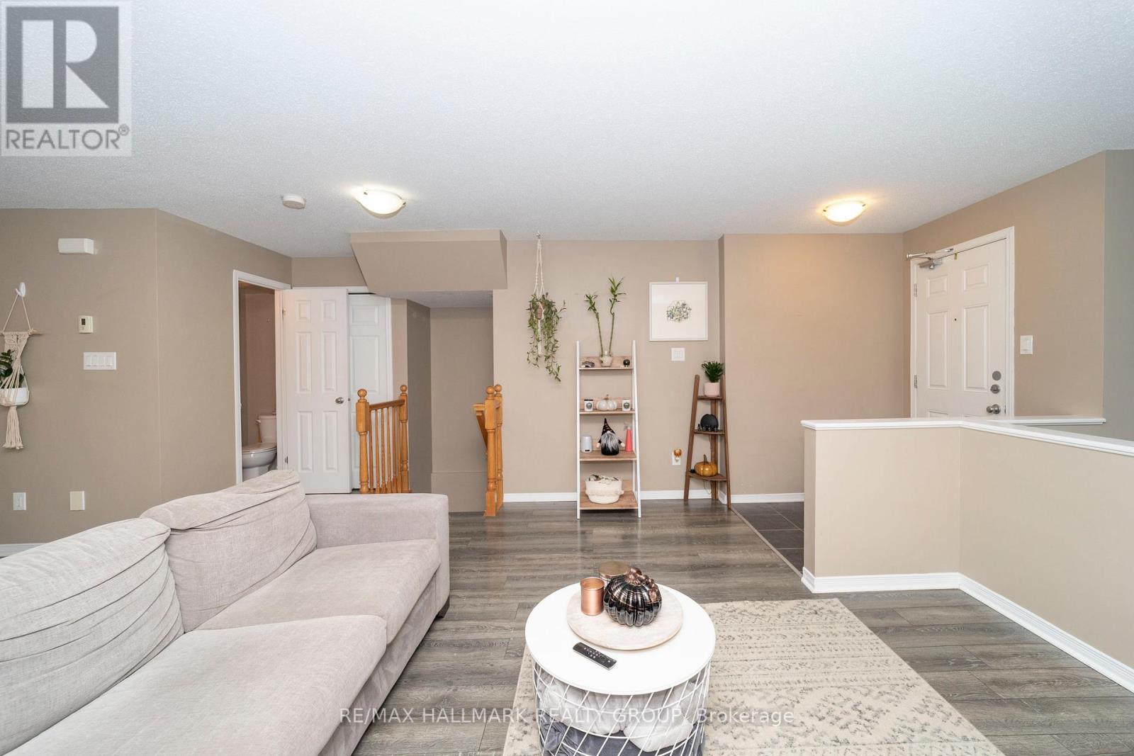 309 Galston Private, Ottawa, ON - Indoor Photo Showing Living Room