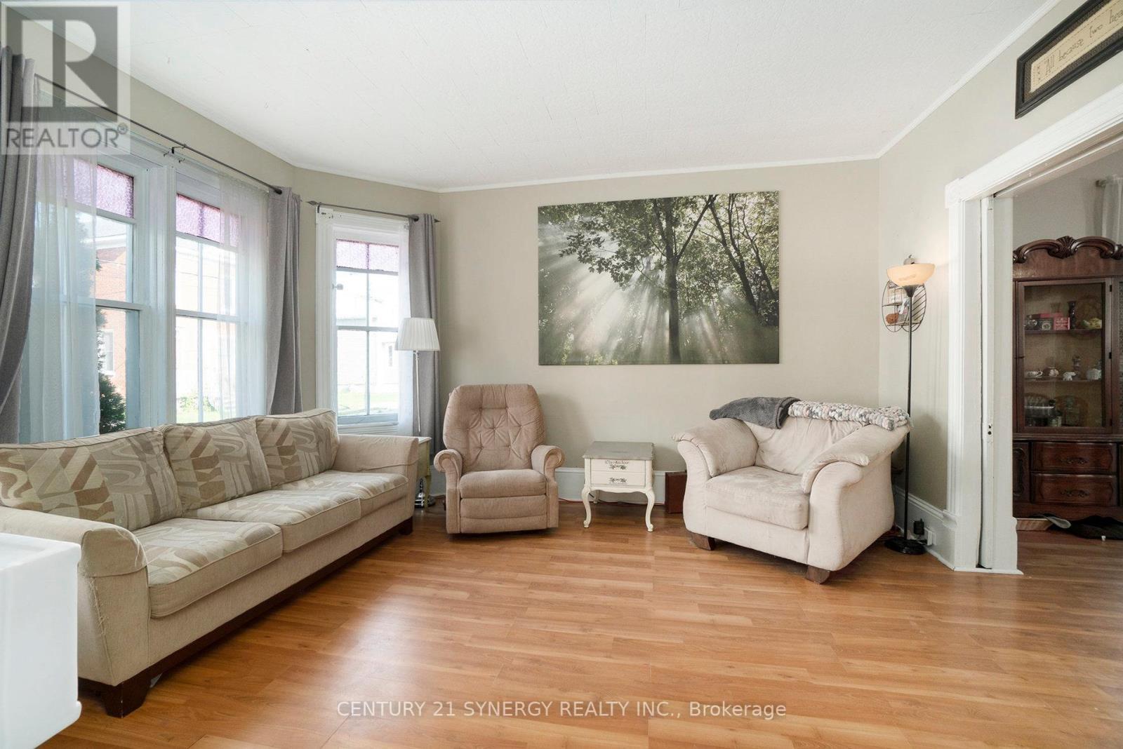 30 Kensington Avenue, Smiths Falls, ON - Indoor Photo Showing Living Room