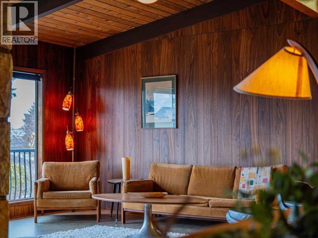 6906 Hammond Street, Powell River, BC - Indoor Photo Showing Living Room