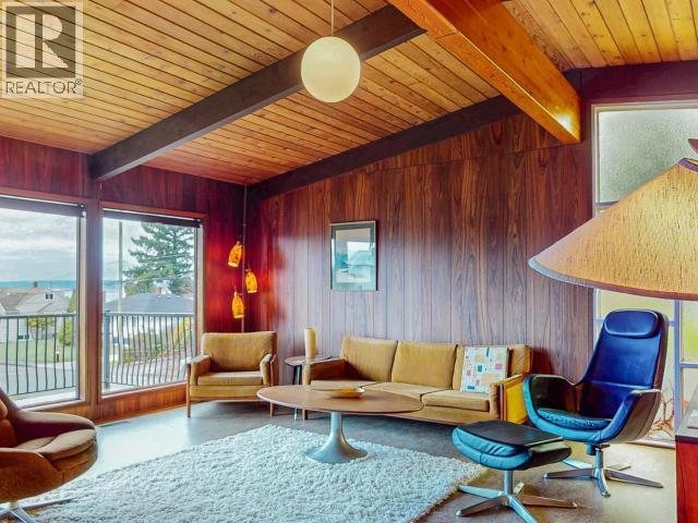 6906 Hammond Street, Powell River, BC - Indoor Photo Showing Living Room