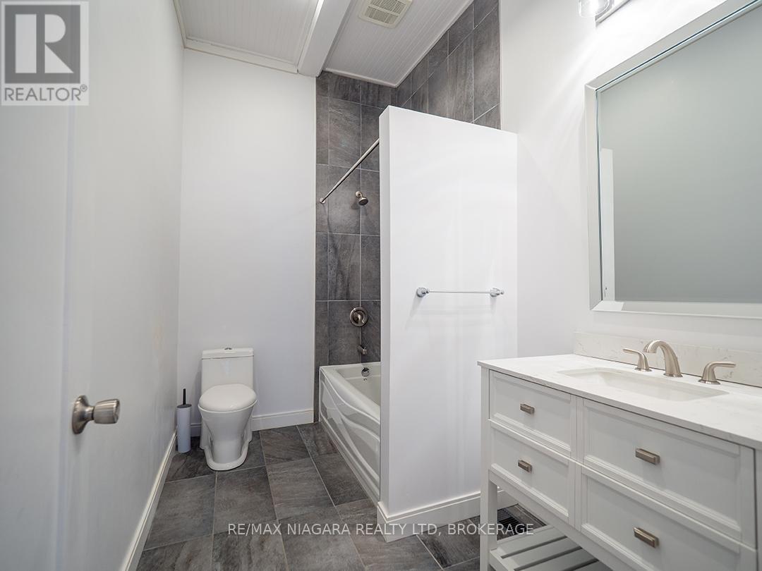 1561 North Shore Drive E, Haldimand, ON - Indoor Photo Showing Bathroom