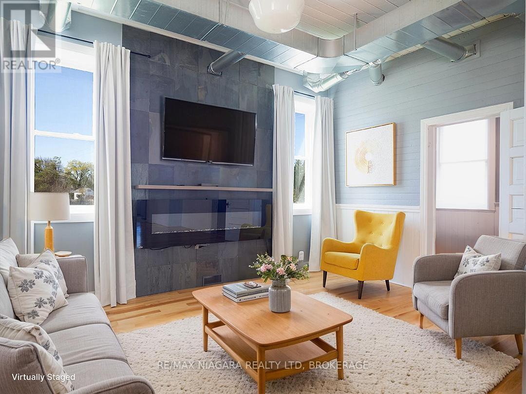 1561 North Shore Drive E, Haldimand, ON - Indoor Photo Showing Living Room