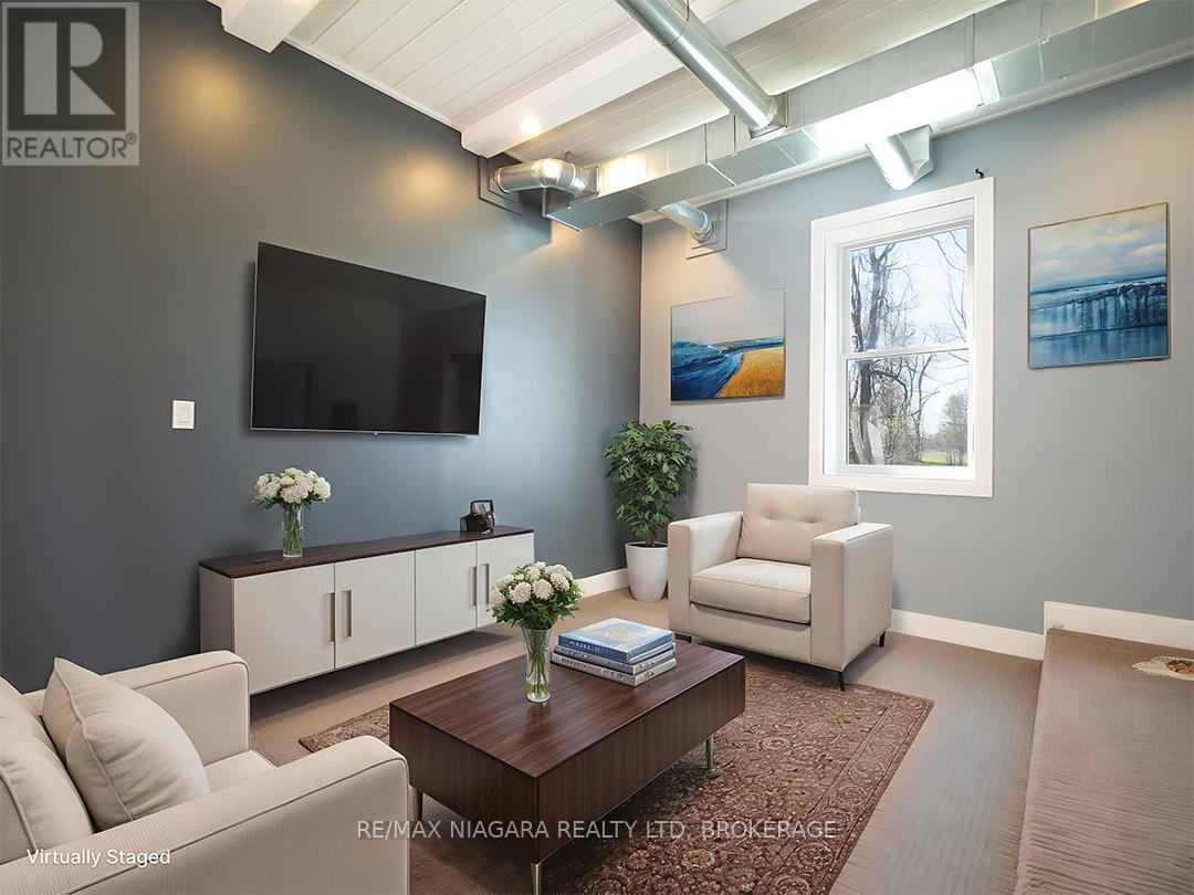 1561 North Shore Drive E, Haldimand, ON - Indoor Photo Showing Living Room
