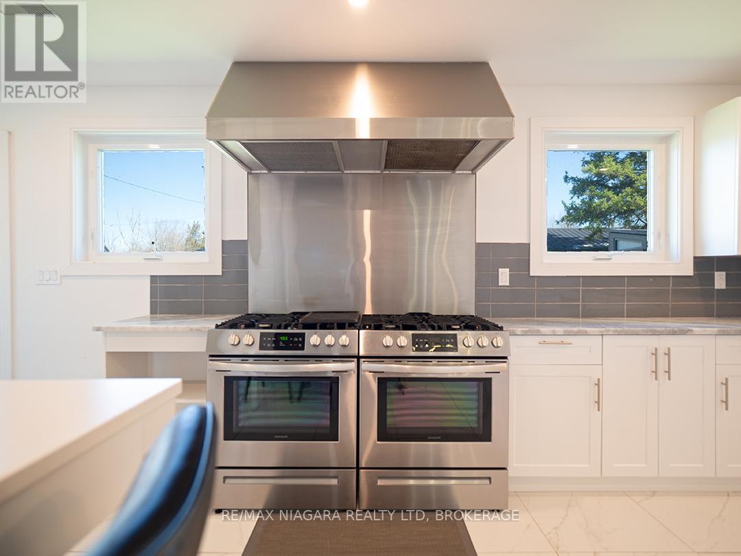 1561 North Shore Drive E, Haldimand, ON - Indoor Photo Showing Kitchen With Stainless Steel Kitchen With Upgraded Kitchen