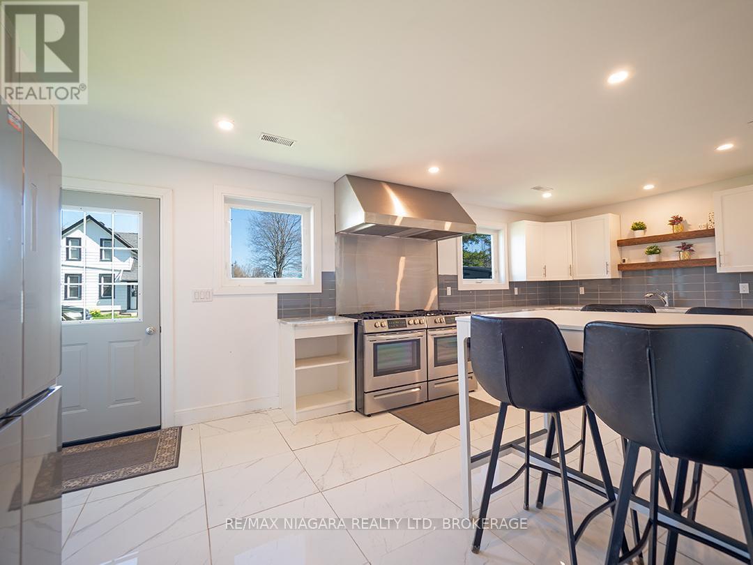 1561 North Shore Drive E, Haldimand, ON - Indoor Photo Showing Kitchen
