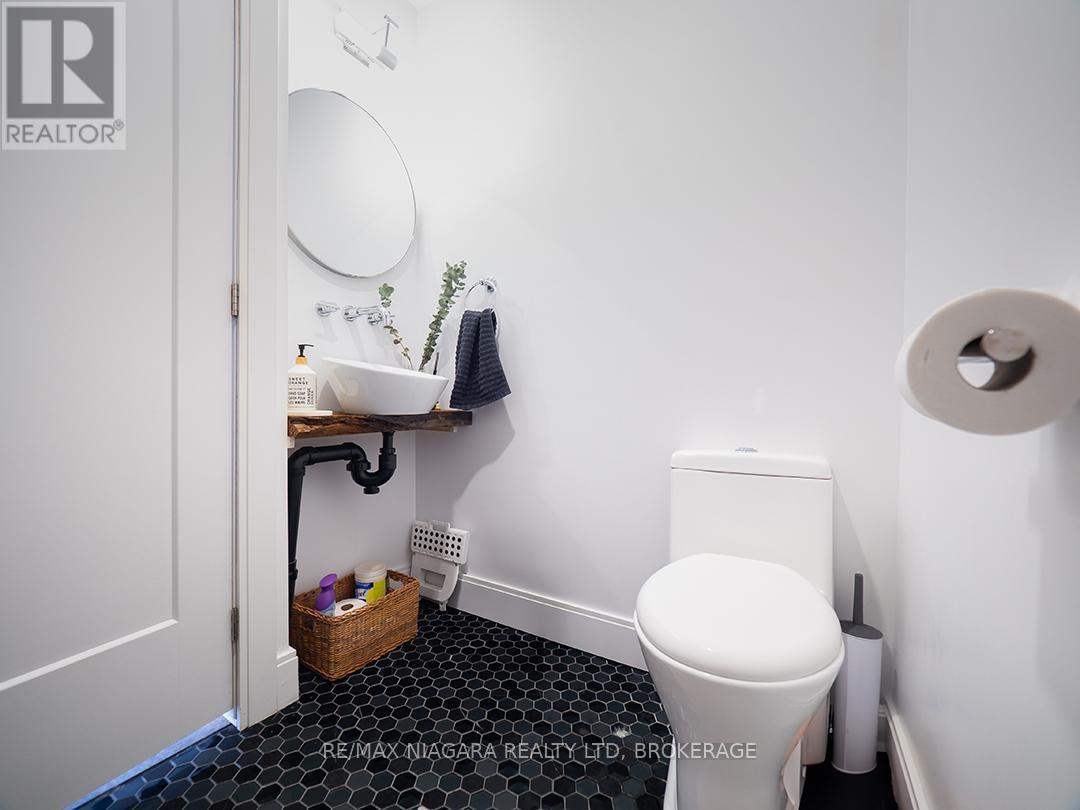 1561 North Shore Drive E, Haldimand, ON - Indoor Photo Showing Bathroom