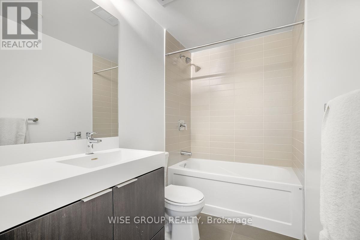 1215 - 3100 Keele Street, Toronto, ON - Indoor Photo Showing Bathroom