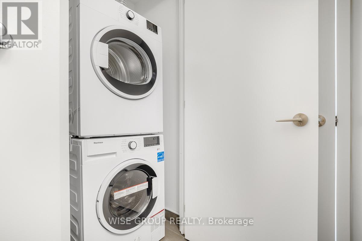 1215 - 3100 Keele Street, Toronto, ON - Indoor Photo Showing Laundry Room