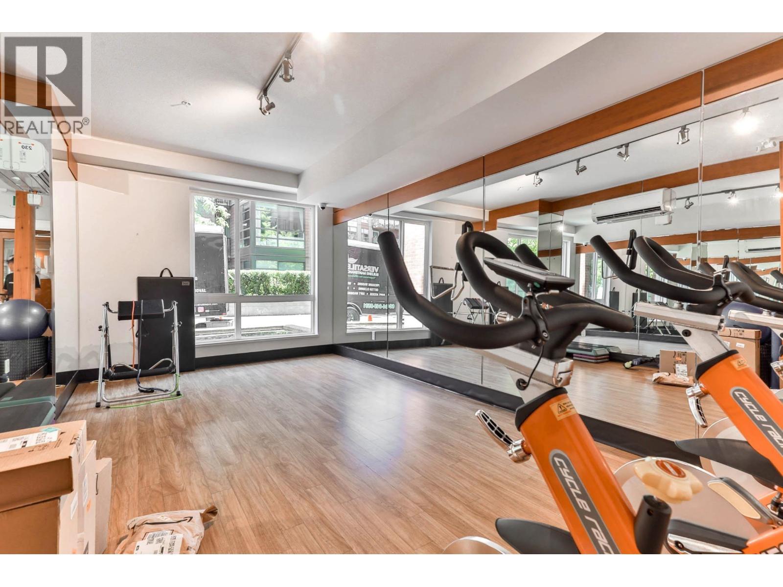 527 723 W 3Rd Street, North Vancouver, BC - Indoor Photo Showing Gym Room