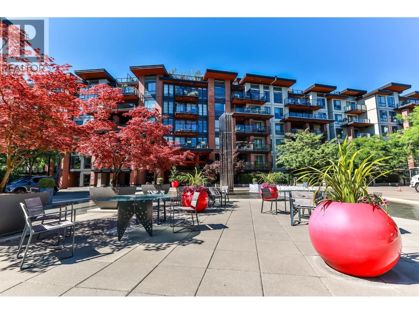 527 723 W 3Rd Street, North Vancouver, BC - Outdoor With Facade