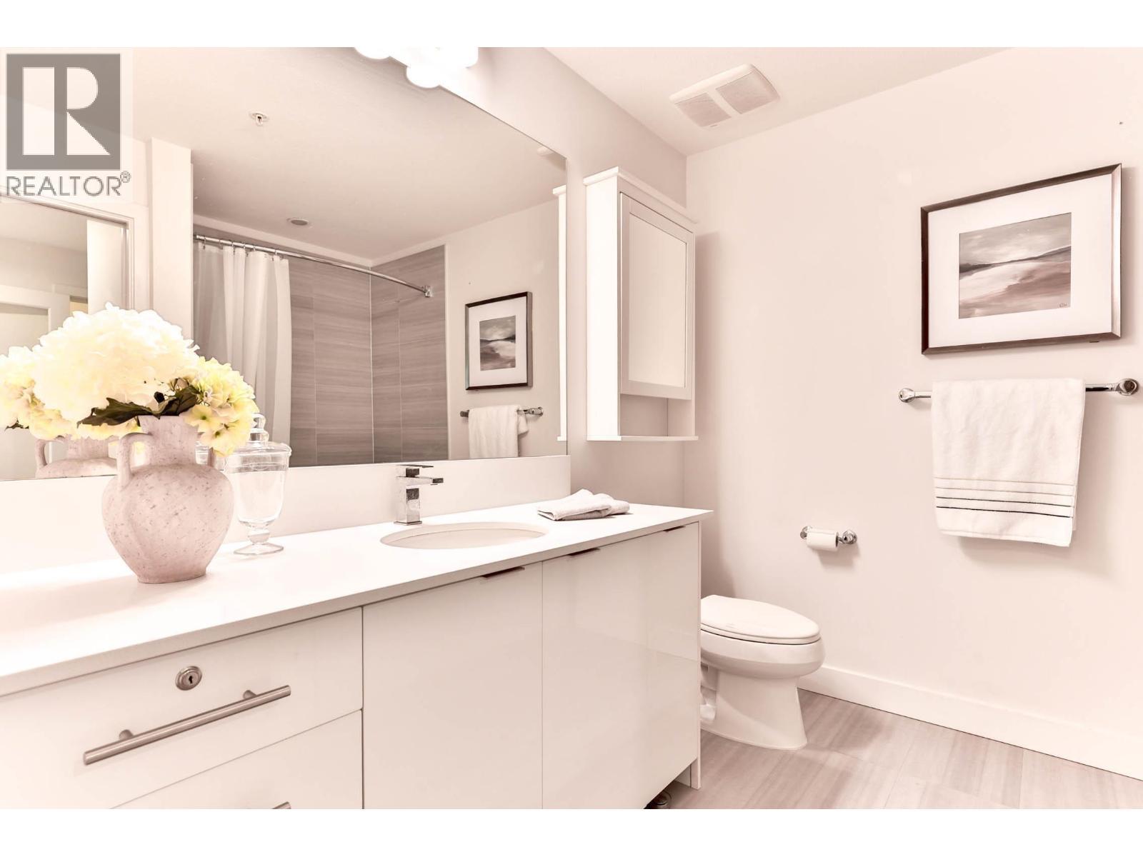 527 723 W 3Rd Street, North Vancouver, BC - Indoor Photo Showing Bathroom