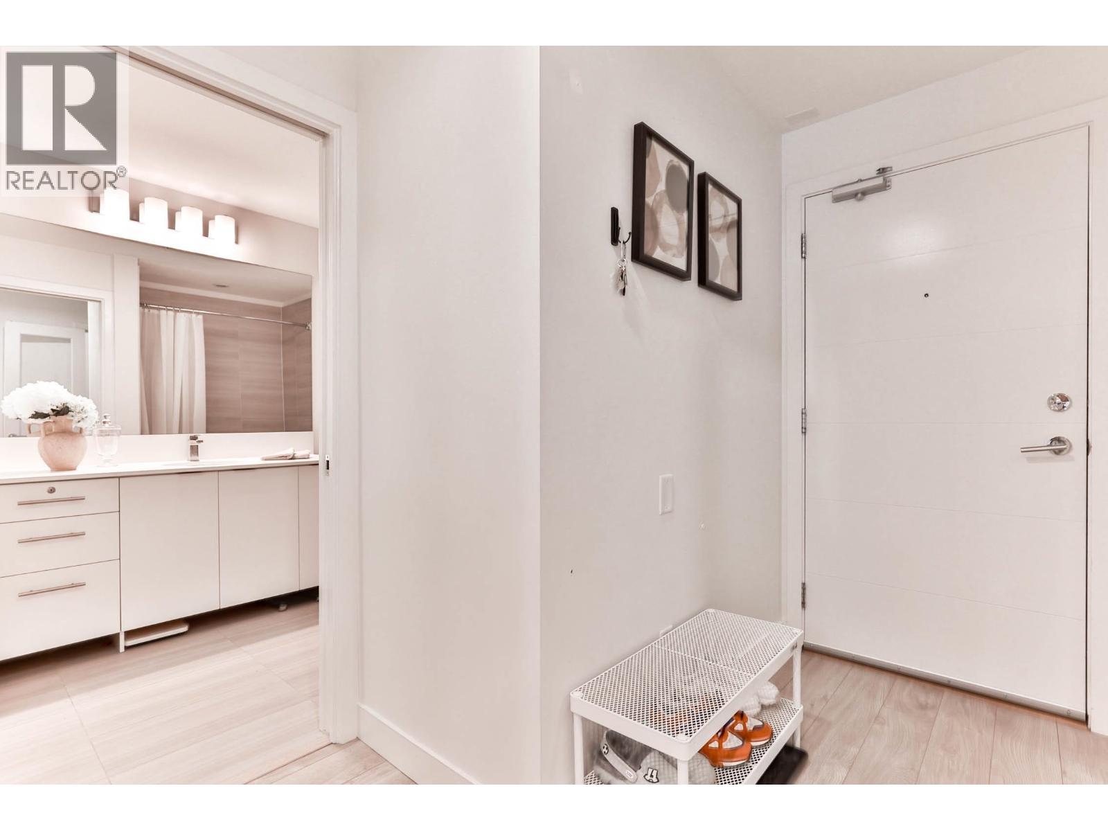 527 723 W 3Rd Street, North Vancouver, BC - Indoor Photo Showing Other Room