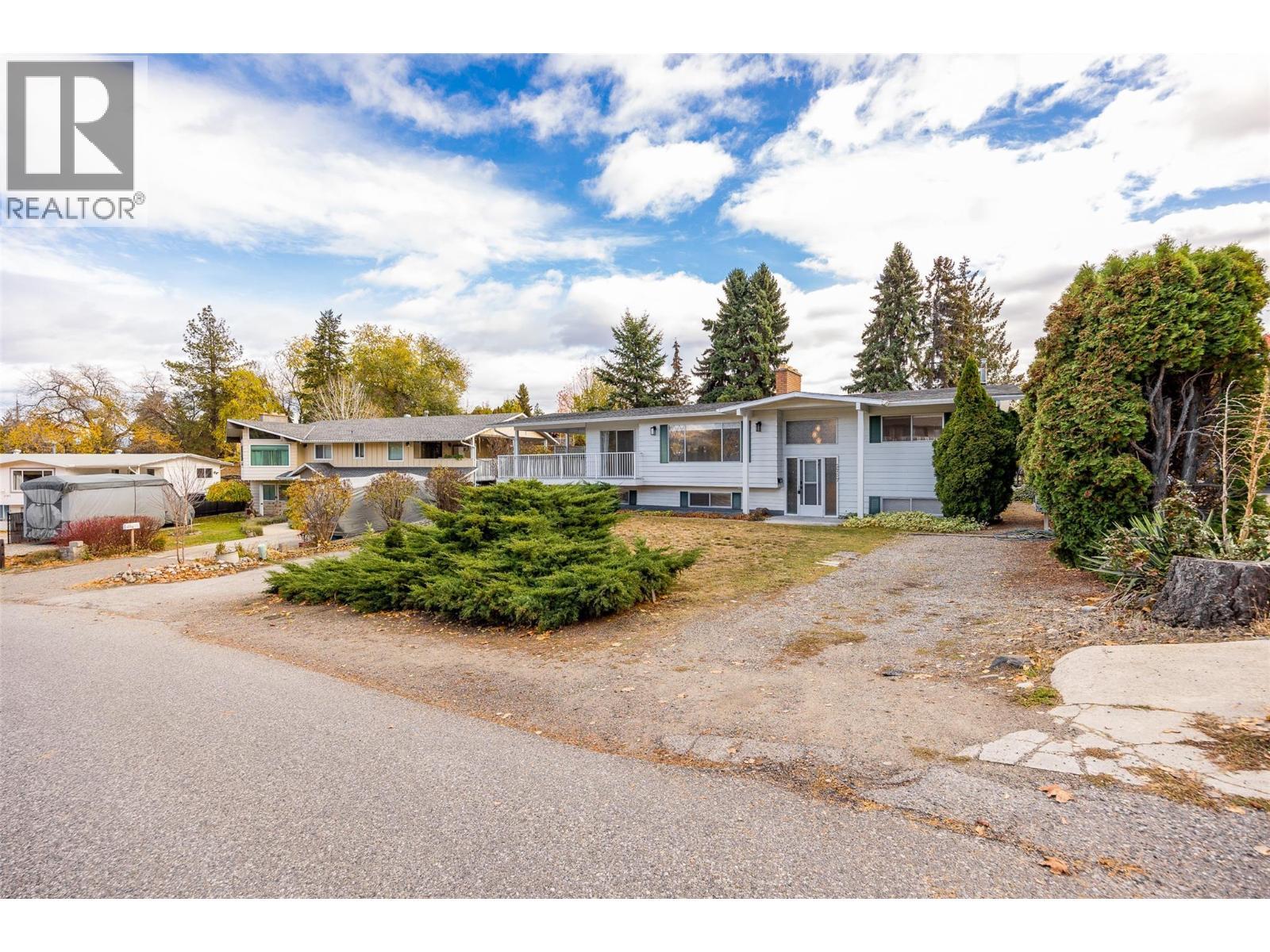 Car port with additional driveway parking & RV parking - 2757 Paula Road, West Kelowna, BC - Outdoor