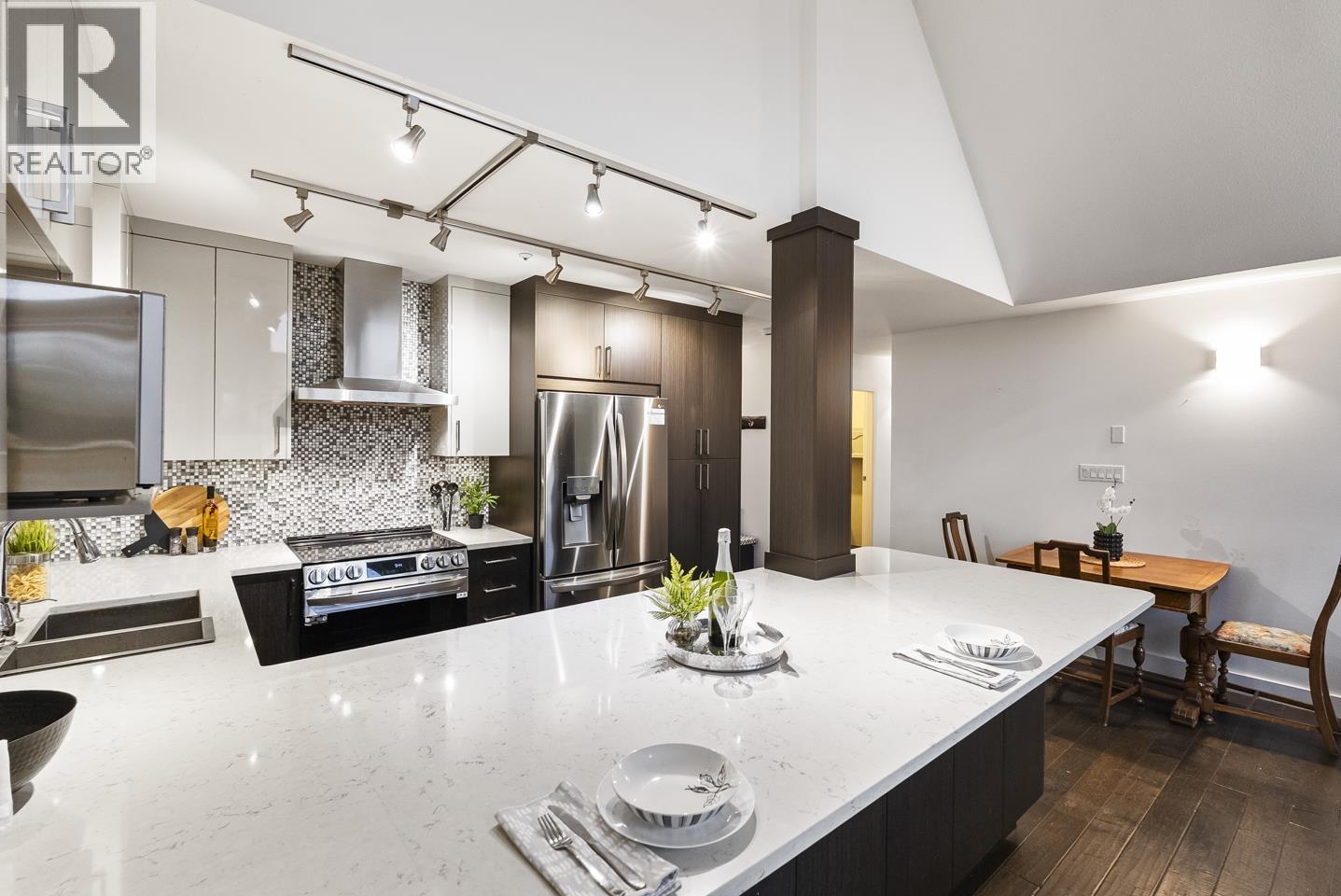 412 11595 Fraser Street, Maple Ridge, BC - Indoor Photo Showing Kitchen With Upgraded Kitchen