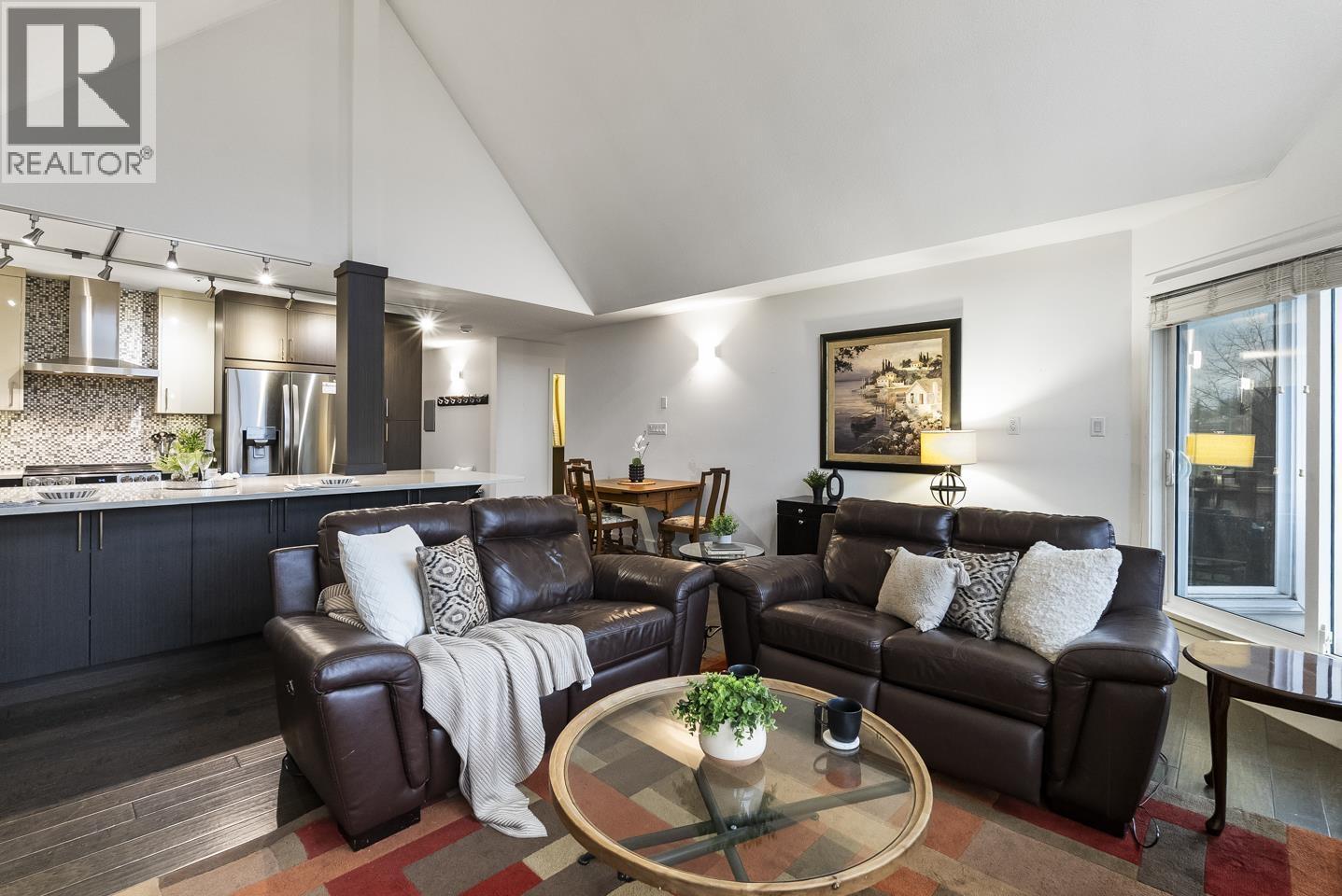 412 11595 Fraser Street, Maple Ridge, BC - Indoor Photo Showing Living Room