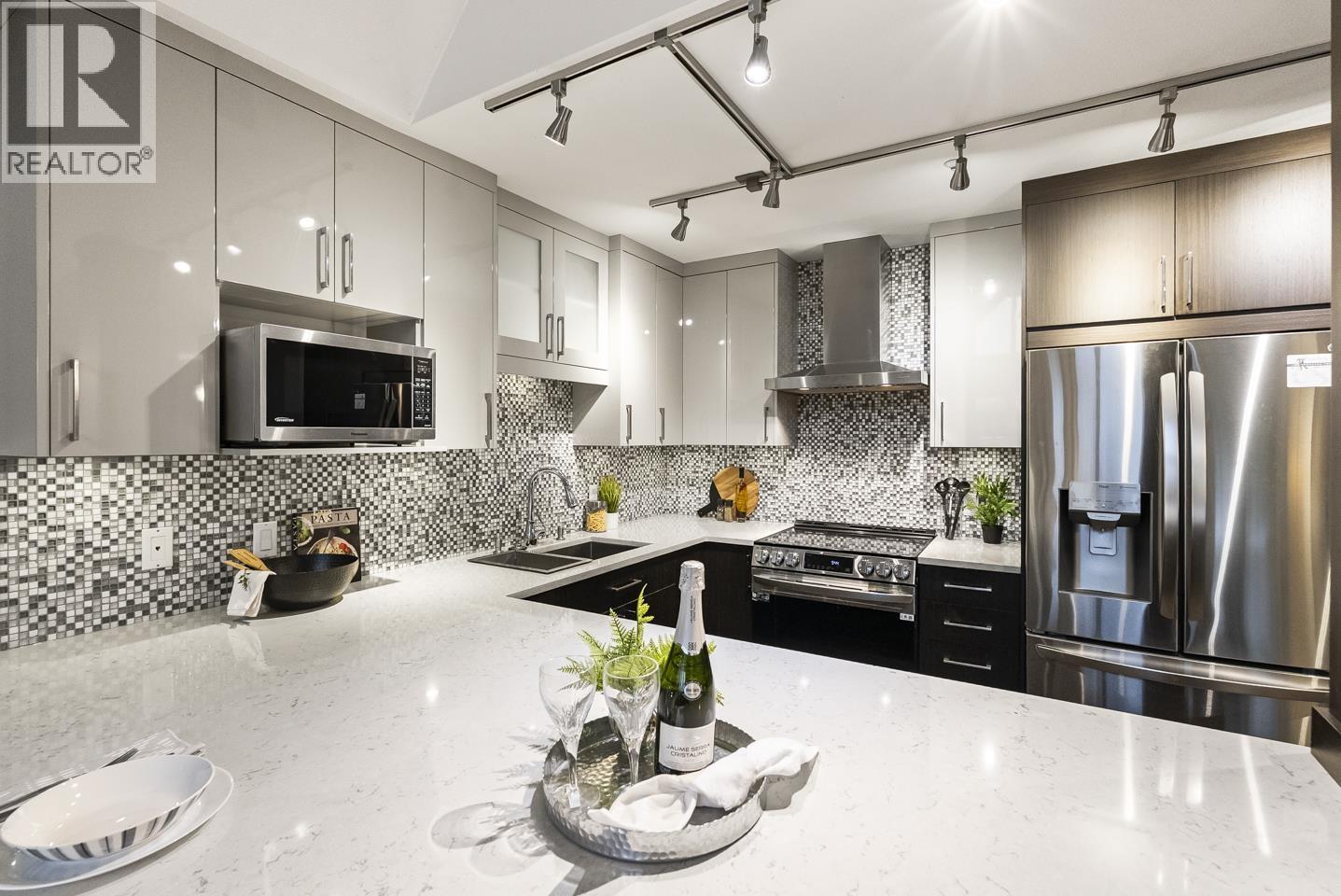 412 11595 Fraser Street, Maple Ridge, BC - Indoor Photo Showing Kitchen With Upgraded Kitchen