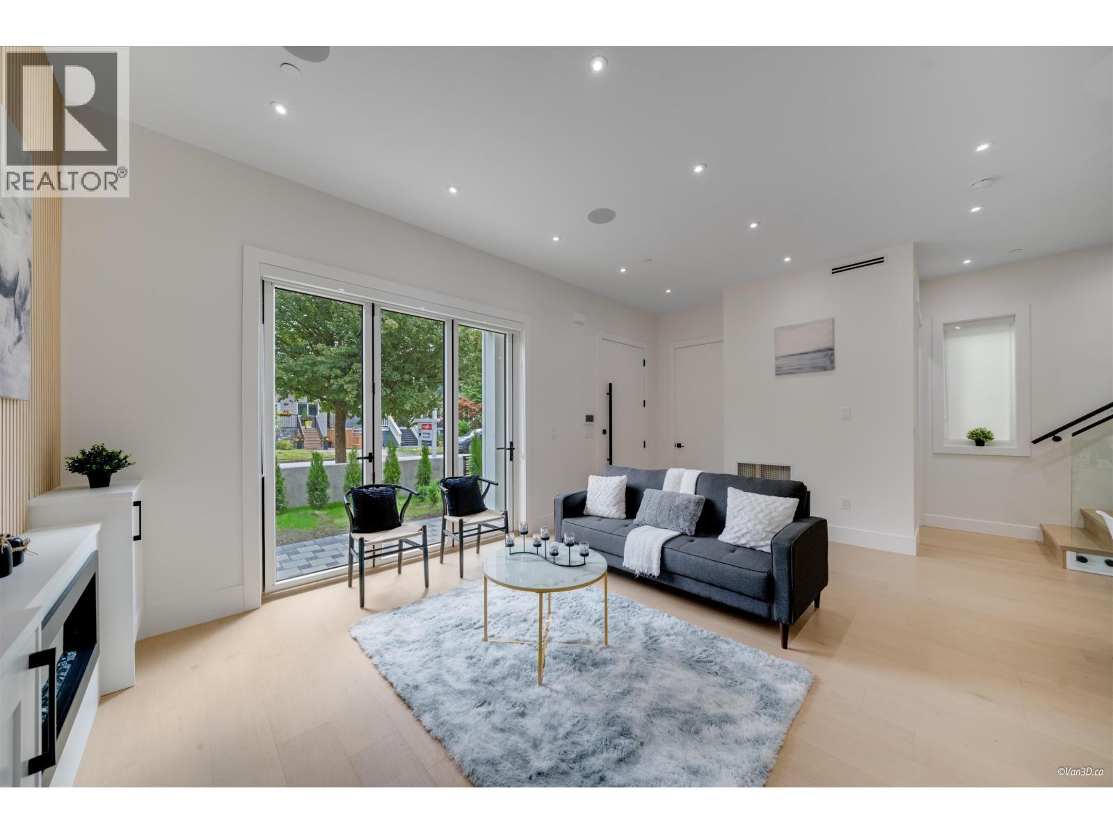 1 4463 Walden Street, Vancouver, BC - Indoor Photo Showing Living Room