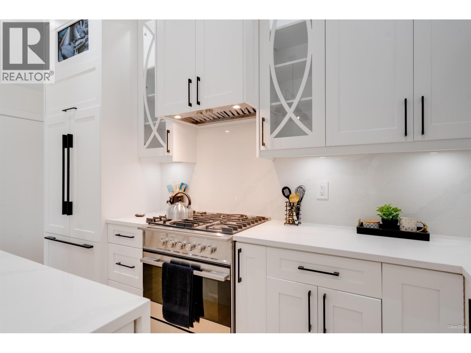 1 4463 Walden Street, Vancouver, BC - Indoor Photo Showing Kitchen With Upgraded Kitchen