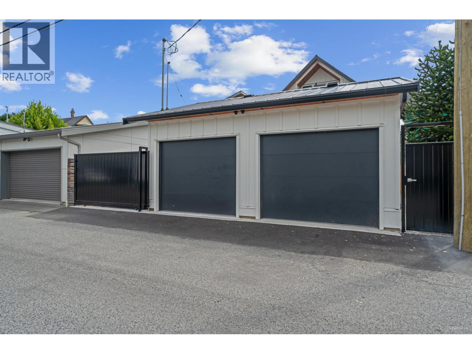 2 4463 Walden Street, Vancouver, BC - Outdoor