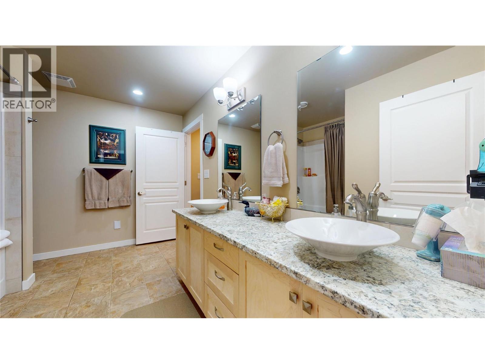 223 Boulder Creek, Cranbrook, BC - Indoor Photo Showing Bathroom
