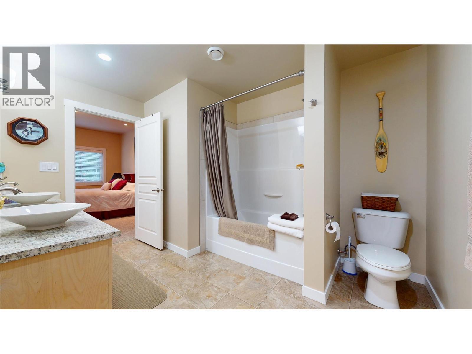 223 Boulder Creek, Cranbrook, BC - Indoor Photo Showing Bathroom