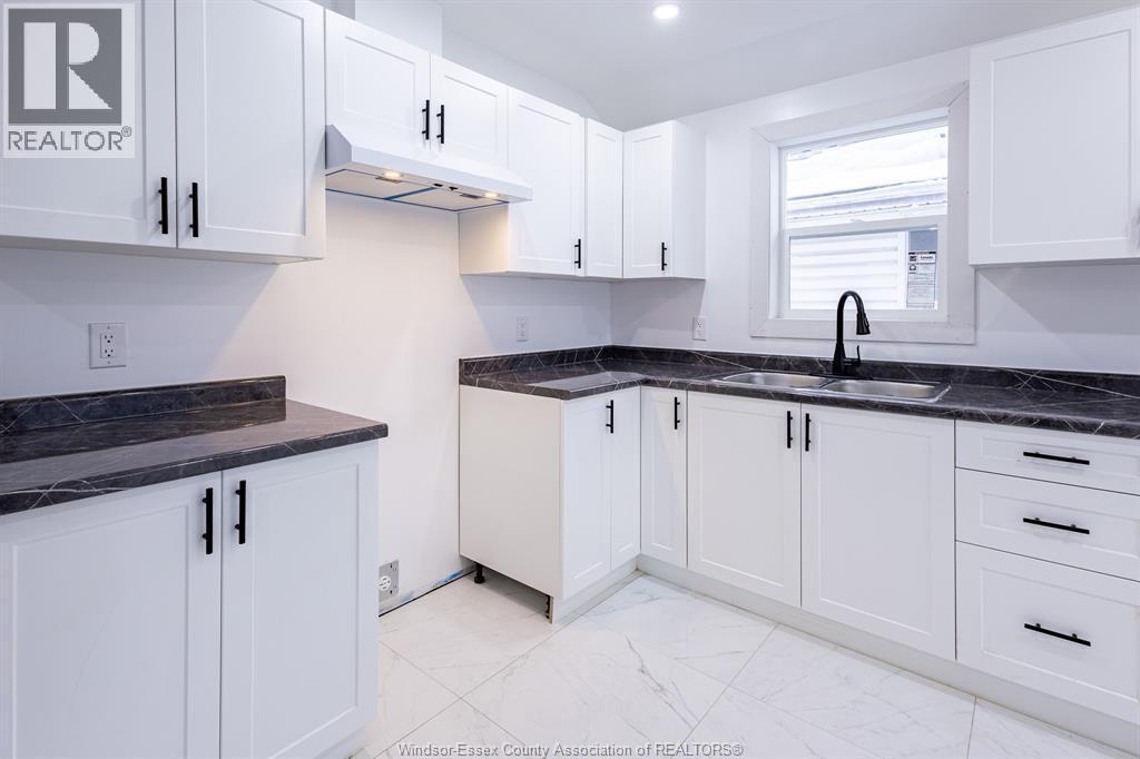 2941 Donnelly Street Unit# Main, Windsor, ON - Indoor Photo Showing Kitchen With Double Sink