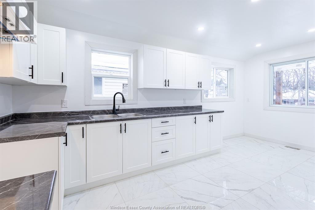 2941 Donnelly Street Unit# Main, Windsor, ON - Indoor Photo Showing Kitchen With Double Sink