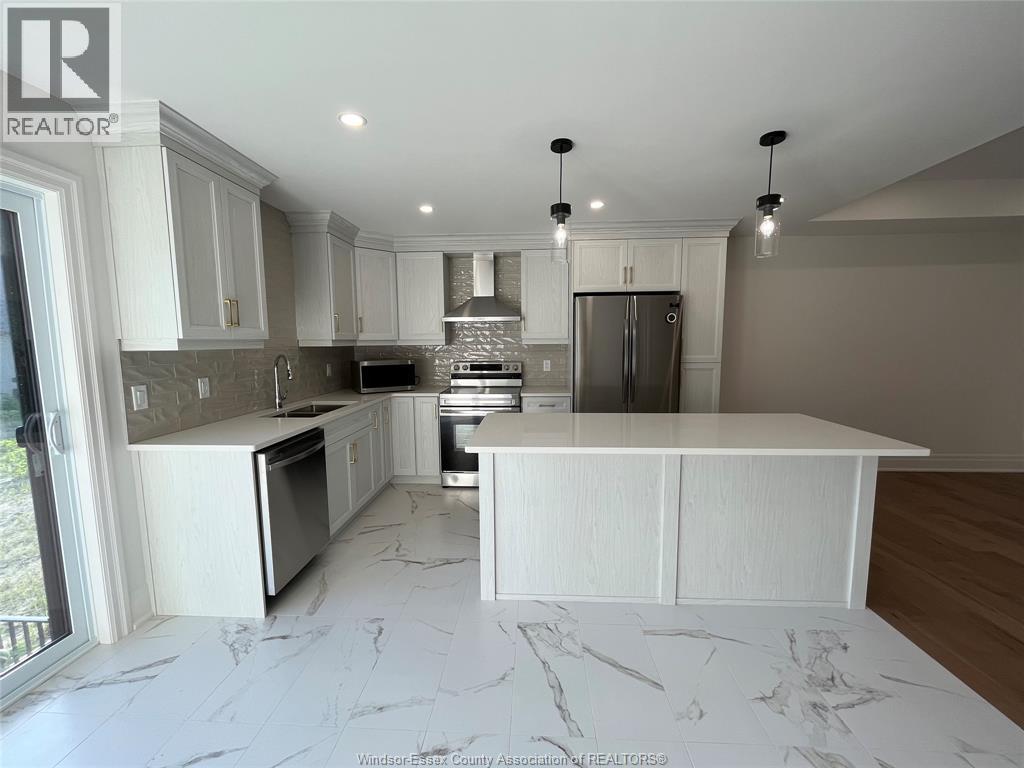 108 Jones Street, Essex, ON - Indoor Photo Showing Kitchen With Double Sink With Upgraded Kitchen