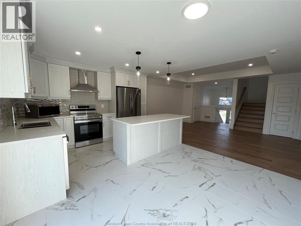 108 Jones Street, Essex, ON - Indoor Photo Showing Kitchen With Upgraded Kitchen