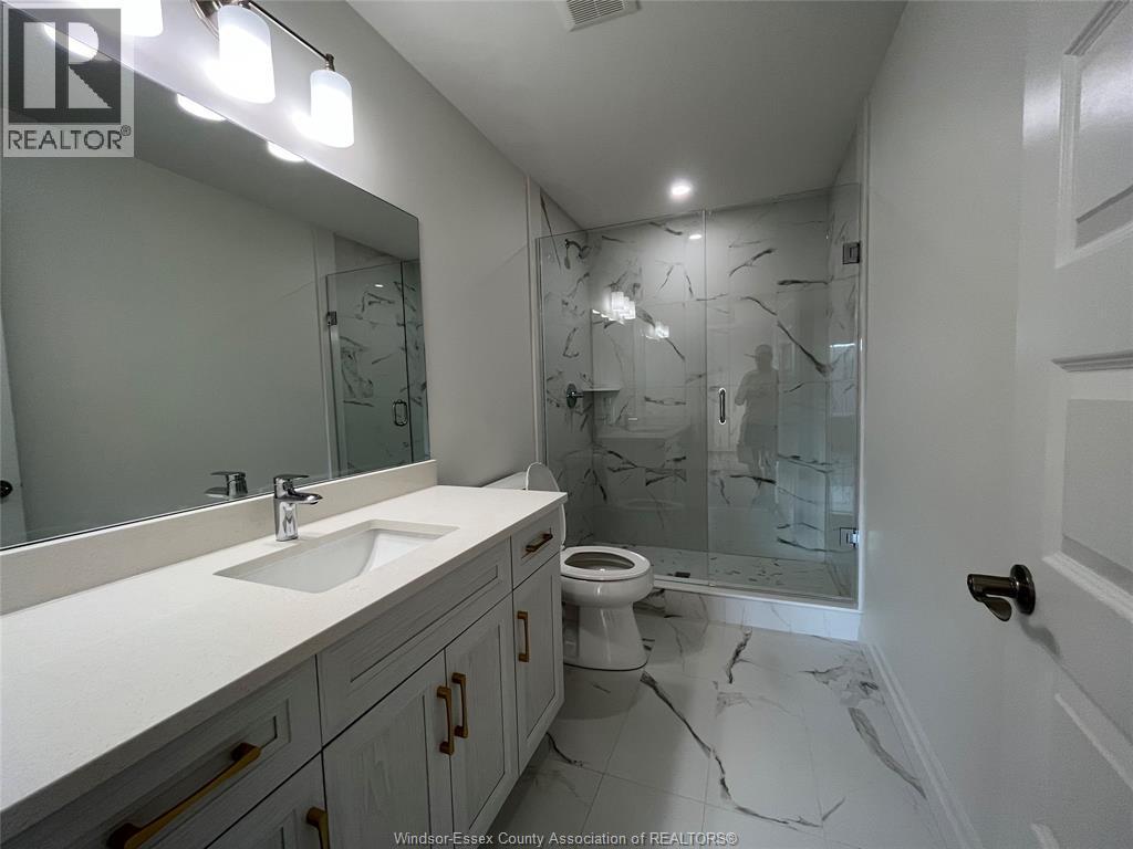 108 Jones Street, Essex, ON - Indoor Photo Showing Bathroom