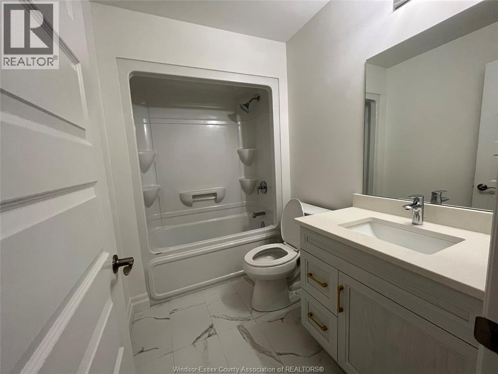 108 Jones Street, Essex, ON - Indoor Photo Showing Bathroom