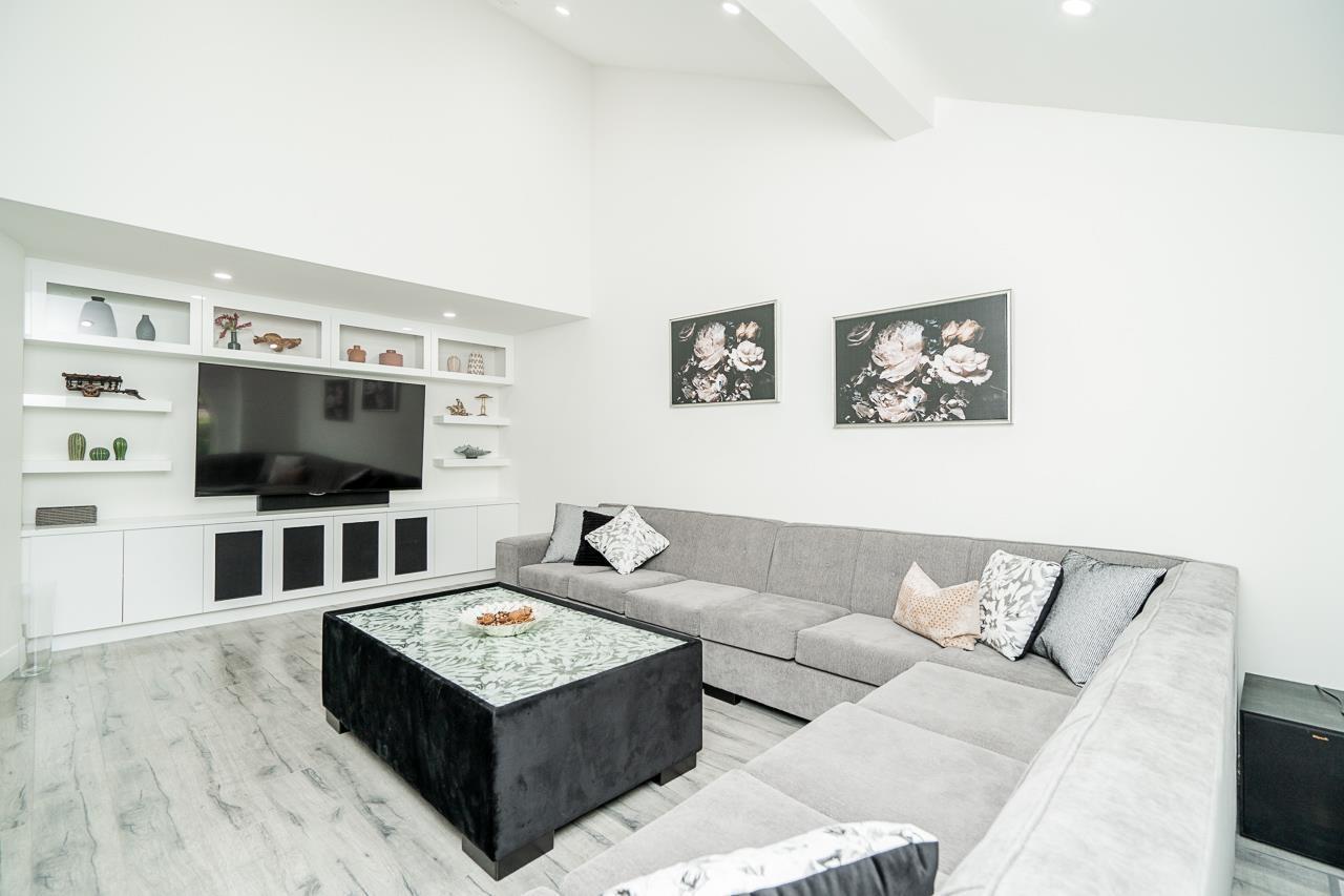 19132 60B Avenue, Surrey, BC - Indoor Photo Showing Living Room