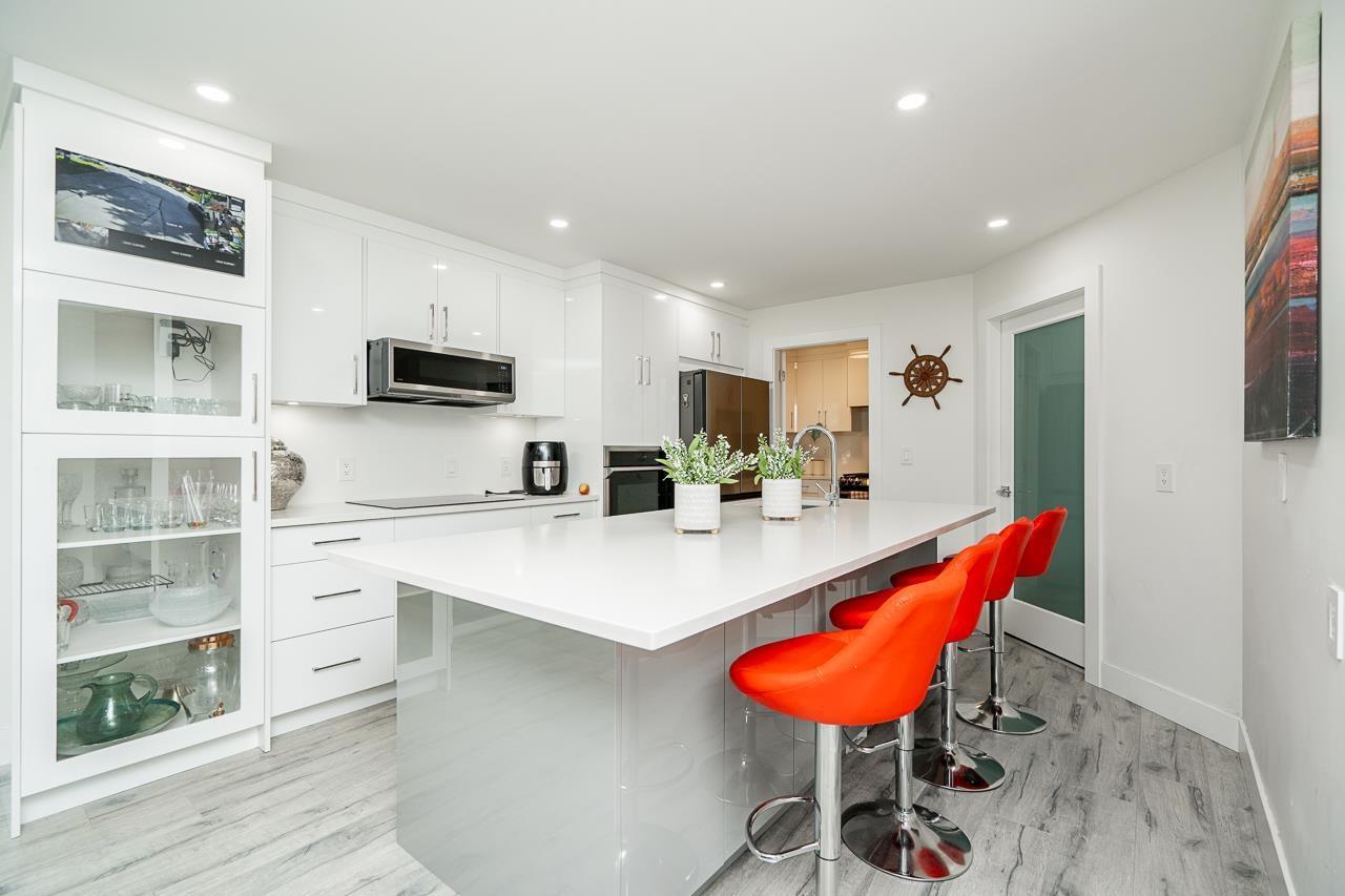 19132 60B Avenue, Surrey, BC - Indoor Photo Showing Kitchen With Upgraded Kitchen