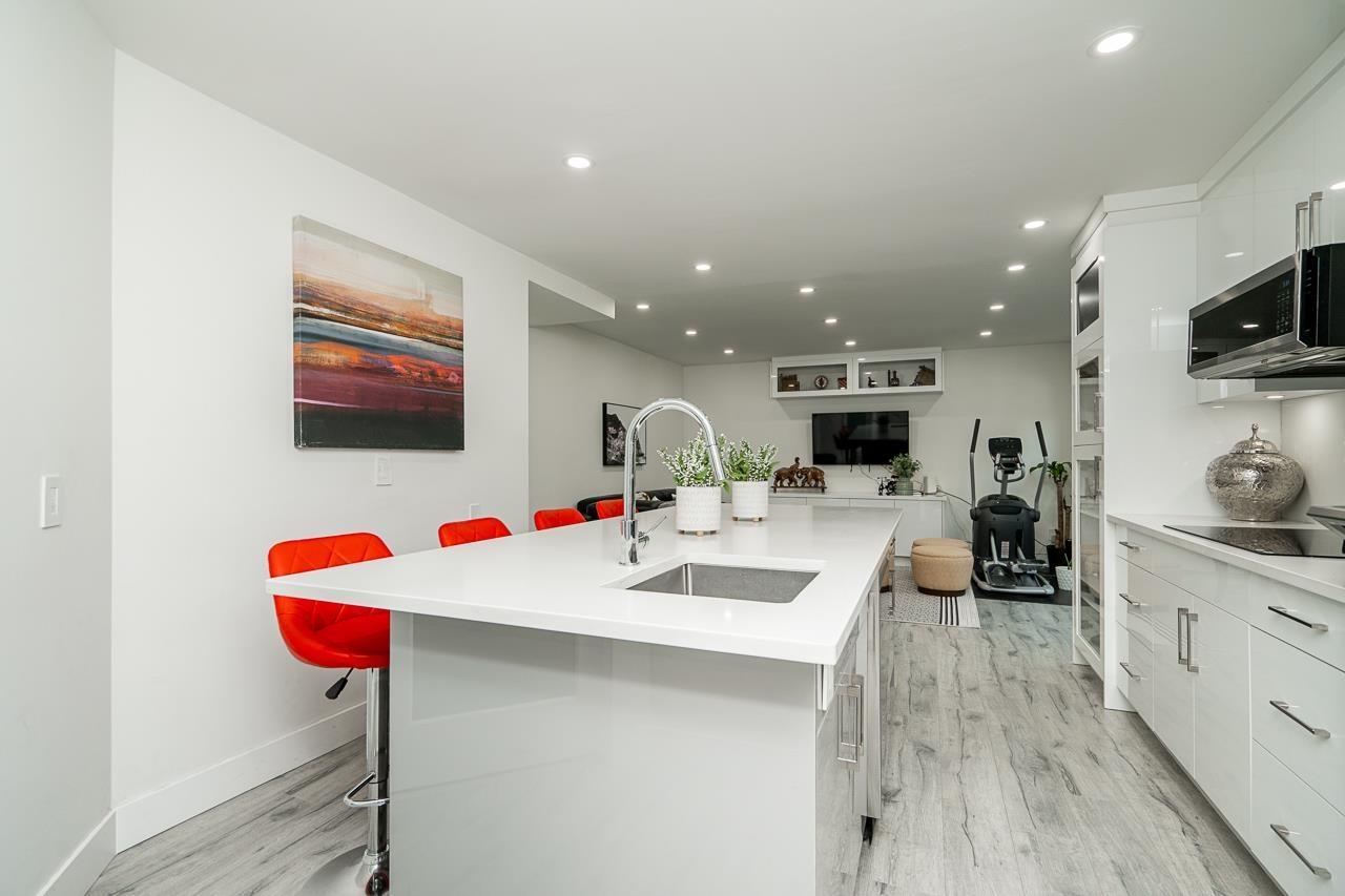 19132 60B Avenue, Surrey, BC - Indoor Photo Showing Kitchen With Upgraded Kitchen