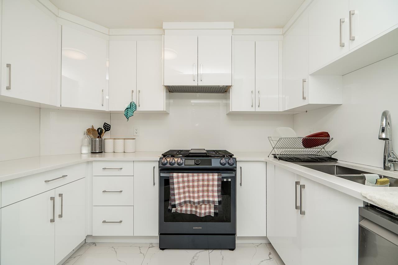 19132 60B Avenue, Surrey, BC - Indoor Photo Showing Kitchen With Double Sink