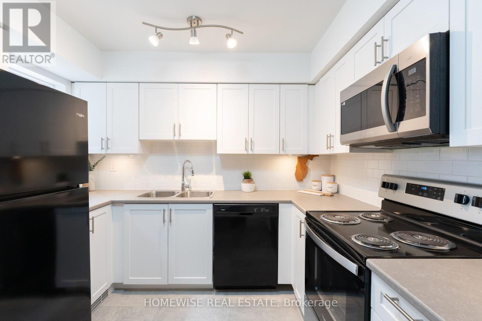D6 - 240 Ormond Drive, Oshawa, ON - Indoor Photo Showing Kitchen With Double Sink