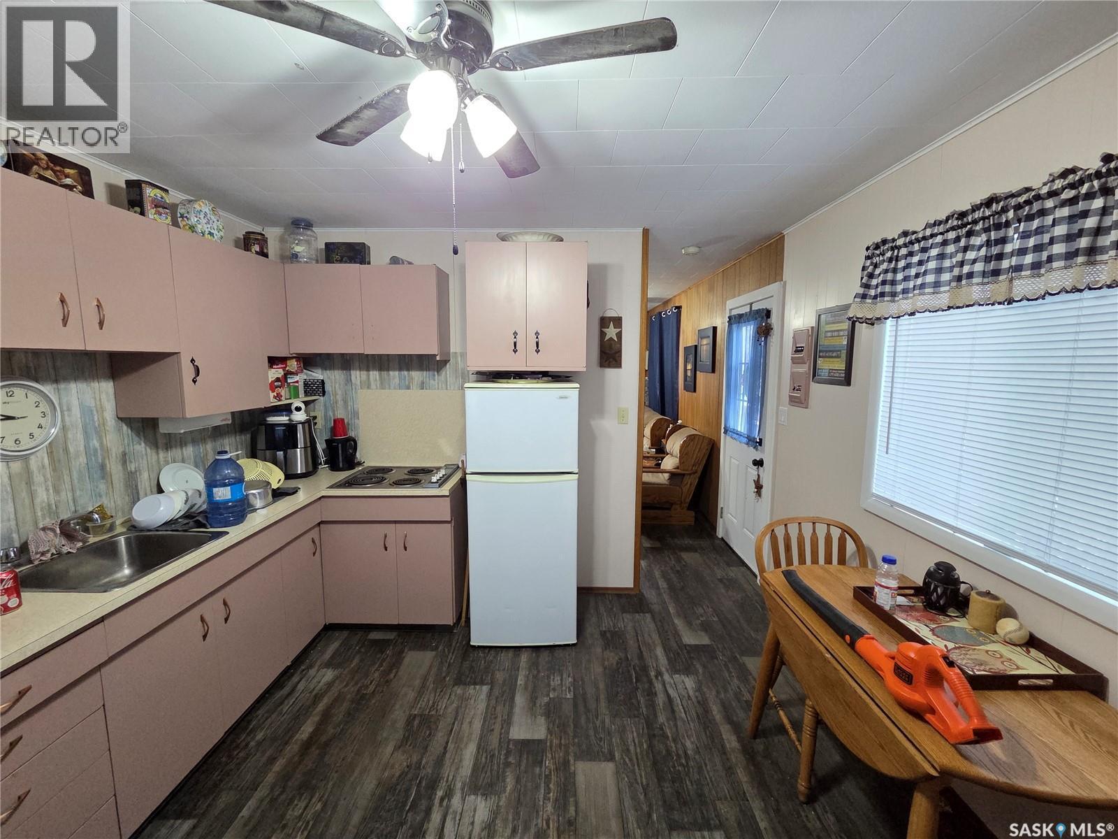 697 8Th Street, White Bear Ir 70, SK - Indoor Photo Showing Kitchen