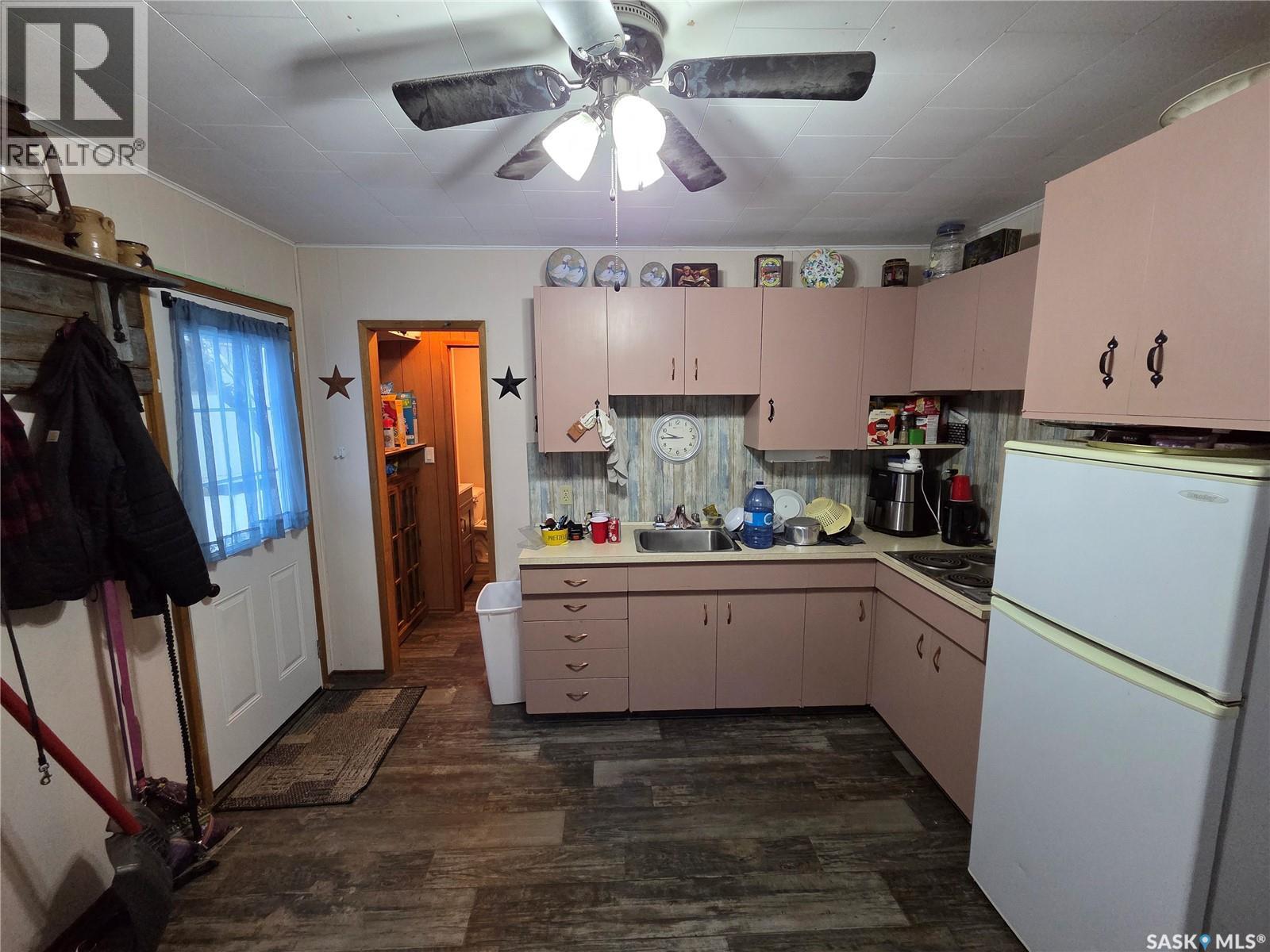 697 8Th Street, White Bear Ir 70, SK - Indoor Photo Showing Kitchen