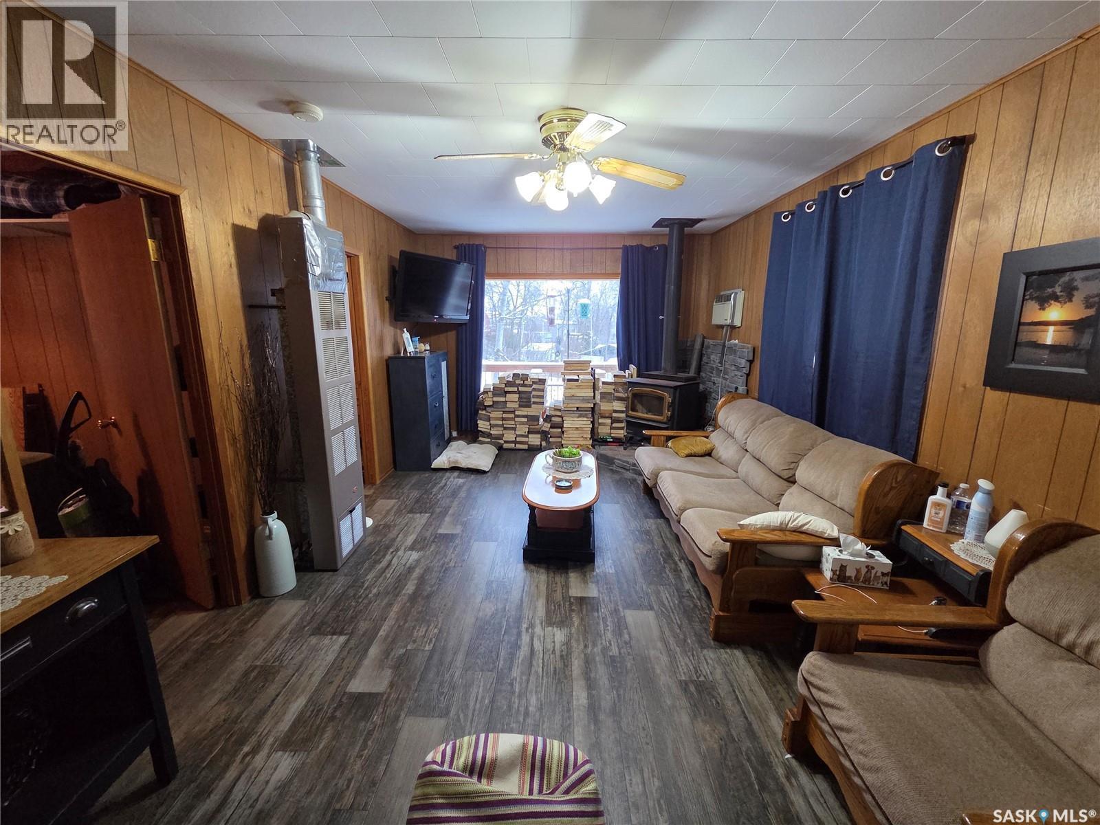 697 8Th Street, White Bear Ir 70, SK - Indoor Photo Showing Living Room