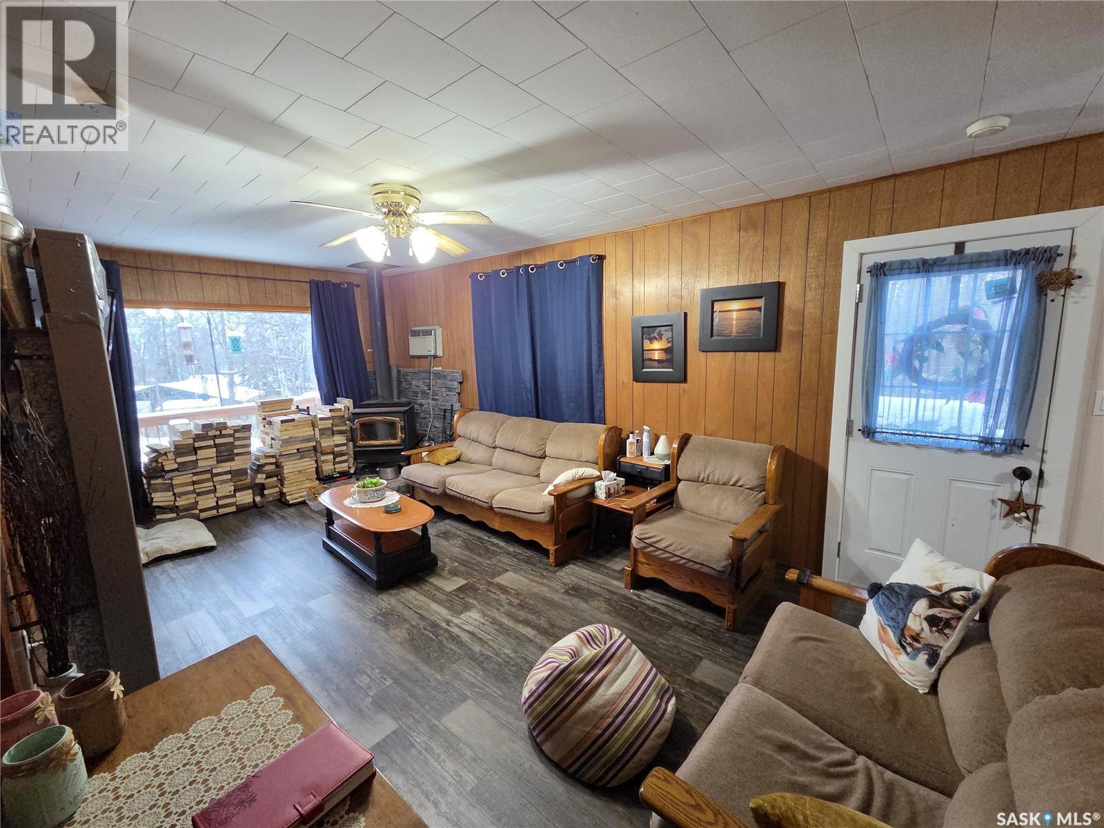 697 8Th Street, White Bear Ir 70, SK - Indoor Photo Showing Living Room
