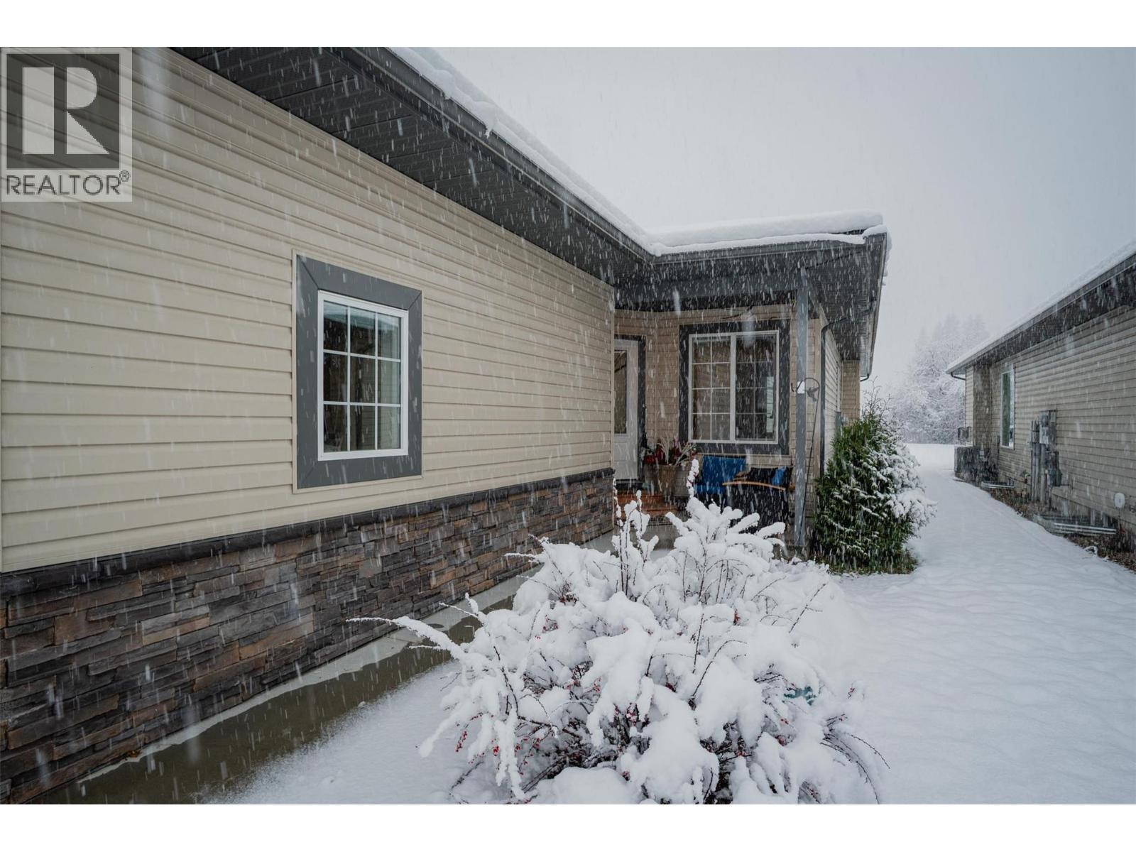 105 Mountainside Drive, Fruitvale, BC - Outdoor With Exterior