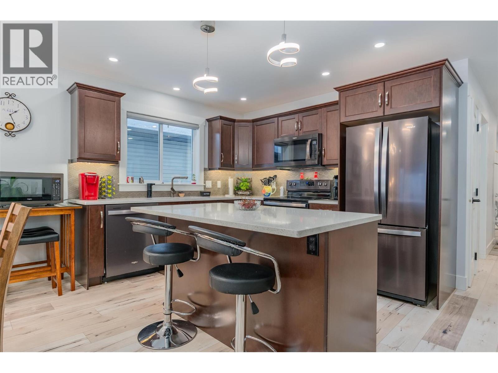 105 Mountainside Drive, Fruitvale, BC - Indoor Photo Showing Kitchen With Upgraded Kitchen