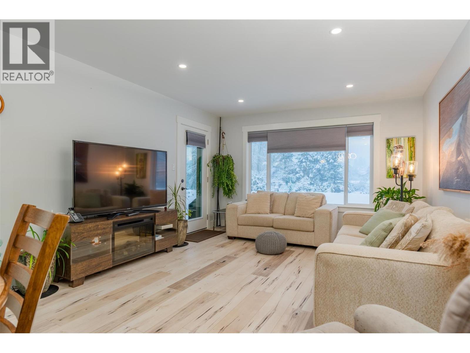 105 Mountainside Drive, Fruitvale, BC - Indoor Photo Showing Living Room