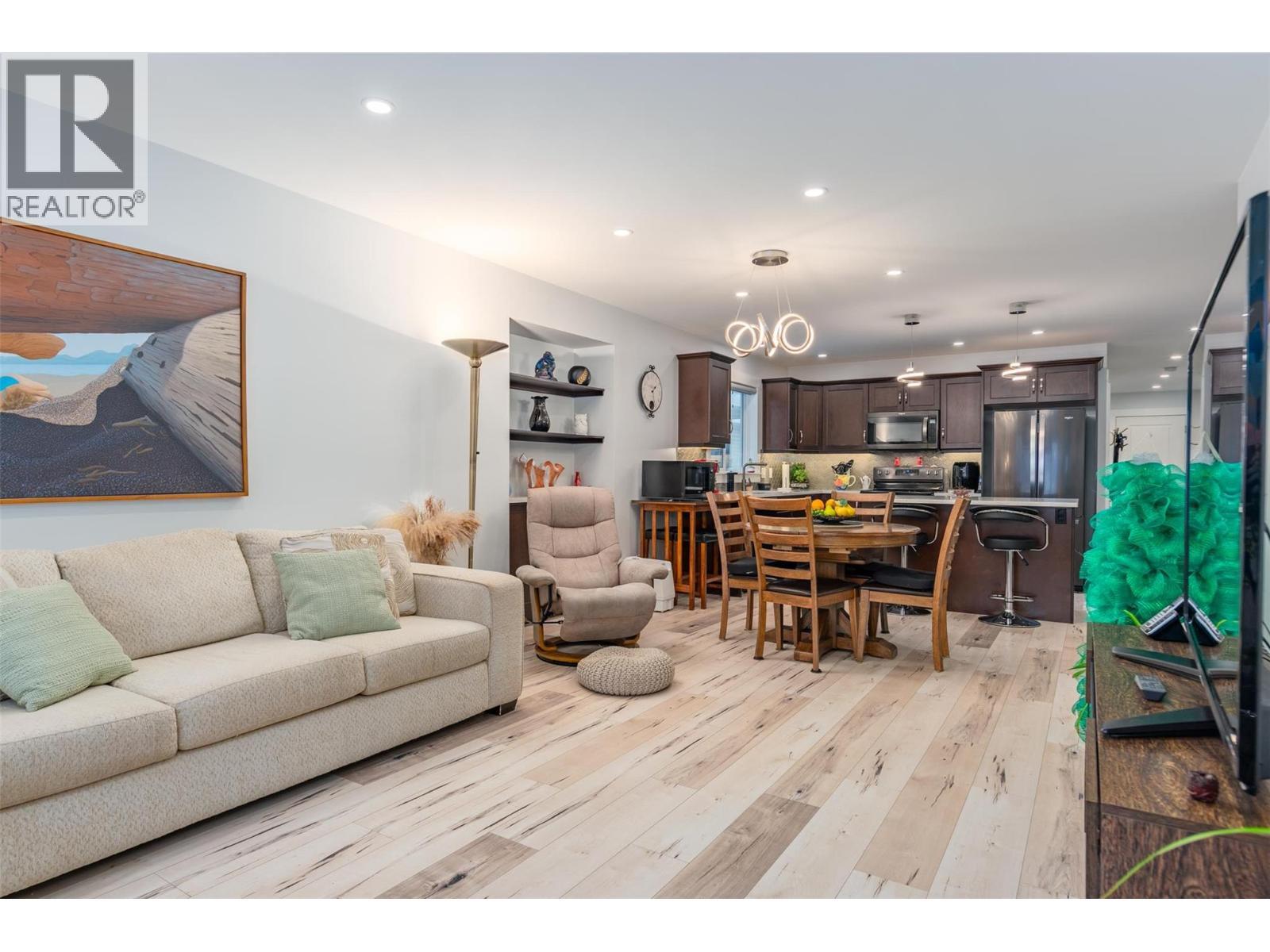 105 Mountainside Drive, Fruitvale, BC - Indoor Photo Showing Living Room