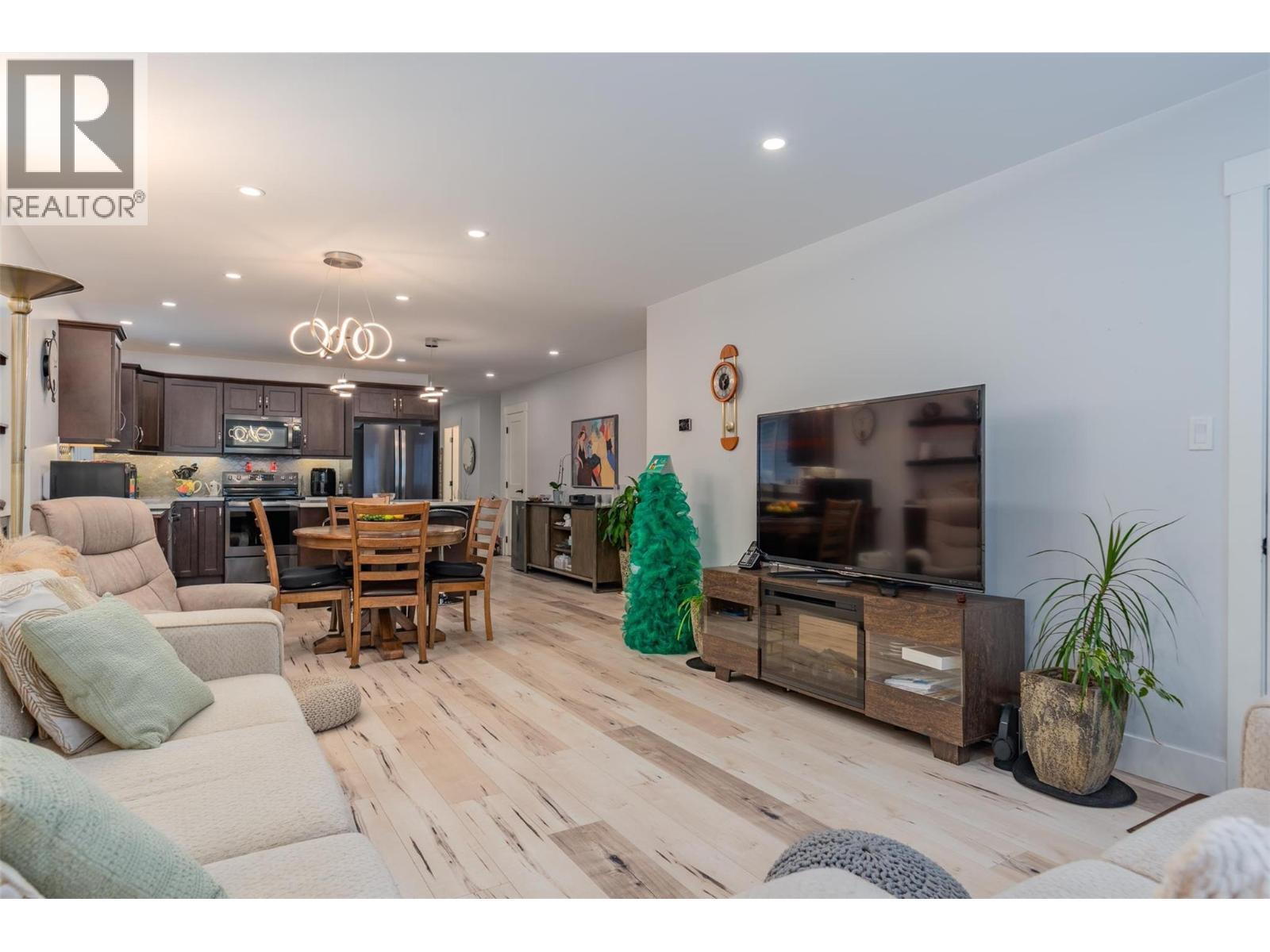 105 Mountainside Drive, Fruitvale, BC - Indoor Photo Showing Living Room
