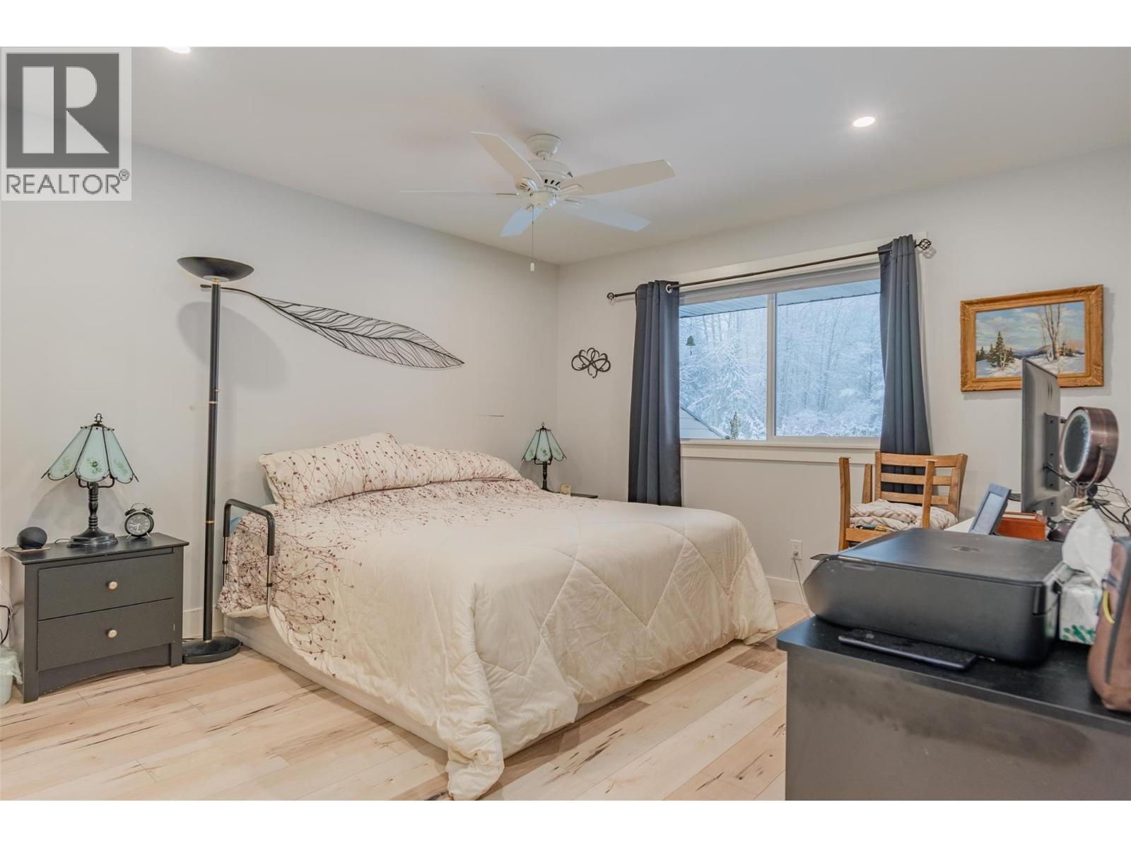 105 Mountainside Drive, Fruitvale, BC - Indoor Photo Showing Bedroom