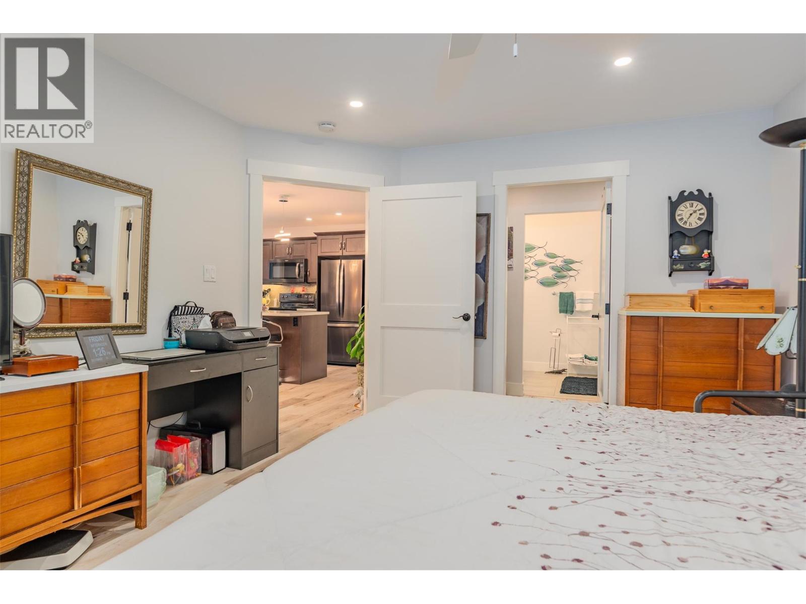 105 Mountainside Drive, Fruitvale, BC - Indoor Photo Showing Bedroom