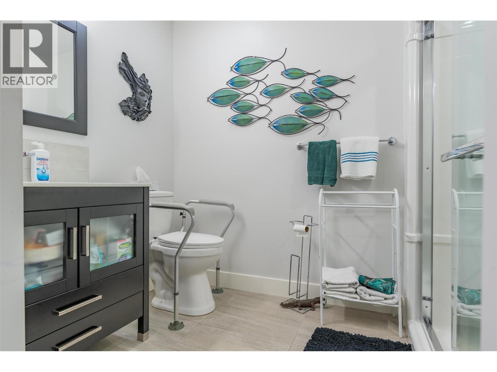 105 Mountainside Drive, Fruitvale, BC - Indoor Photo Showing Bathroom