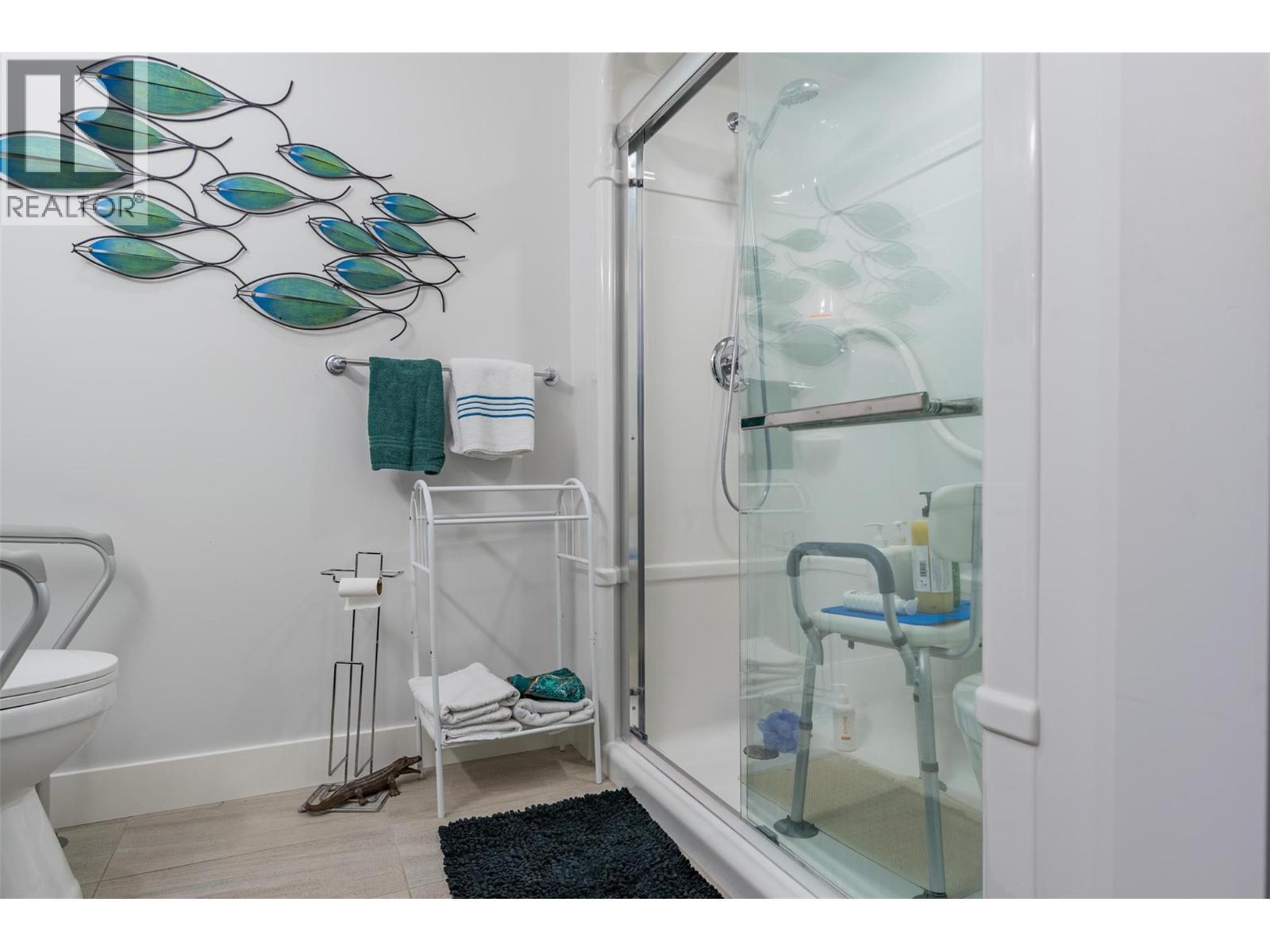 105 Mountainside Drive, Fruitvale, BC - Indoor Photo Showing Bathroom